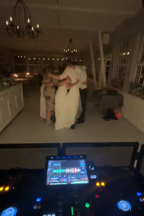 Brudeparret danser brudevals foran DJ-pulten